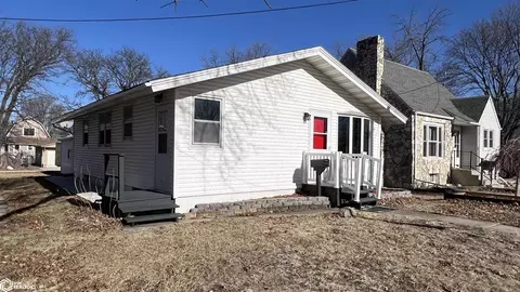 332 26th St, Mason City, IA 50401