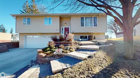 4 E Gate Ct, Clear Lake, IA 50428