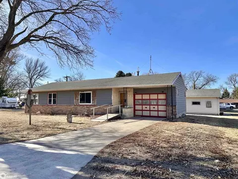 318 N Oak St, Kanawha, IA 50447