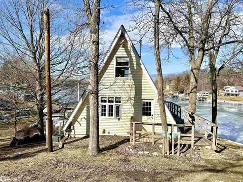 3021 E Lakeahore Dr, Brooklyn, IA 52211
