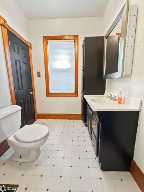 Bath - 114 4th St SE, Hampton, IA 50441 photo 2 of 3