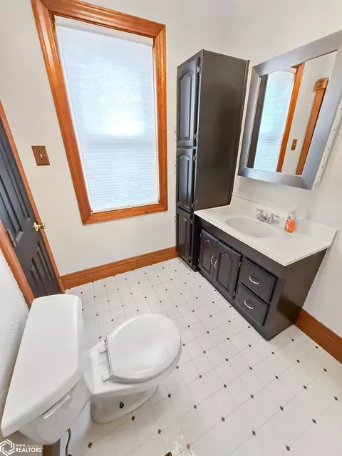 Bath - 114 4th St SE, Hampton, IA 50441 photo 1 of 3