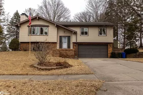 1114 Woodring Dr, Waverly, IA 50677