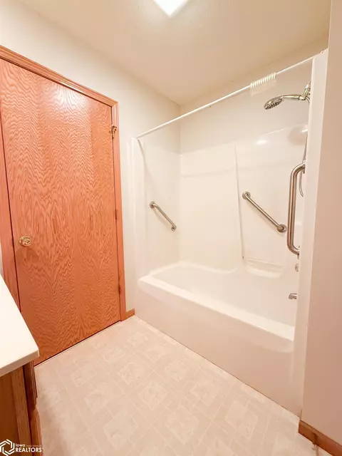 Bath - 1656 Dorell Dr, Hampton, IA 50441 photo 2 of 5