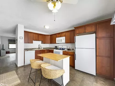 Kitchen - 915 3rd St NW, Hampton, IA 50441 photo 1 of 3