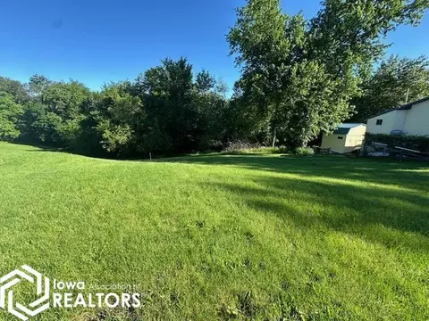5065-5066 Skyline Dr, Brooklyn, IA 52211