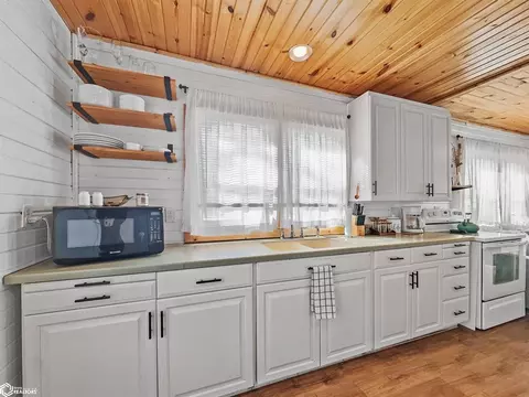 Kitchen - 802 2nd St NW, Hampton, IA 50441 photo 4 of 4