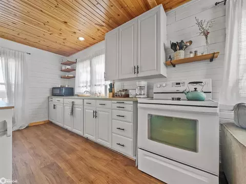 Kitchen - 802 2nd St NW, Hampton, IA 50441 photo 3 of 4