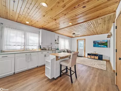 Kitchen - 802 2nd St NW, Hampton, IA 50441 photo 2 of 4