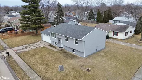 6507 Hillandale Rd, Davenport, IA 52806