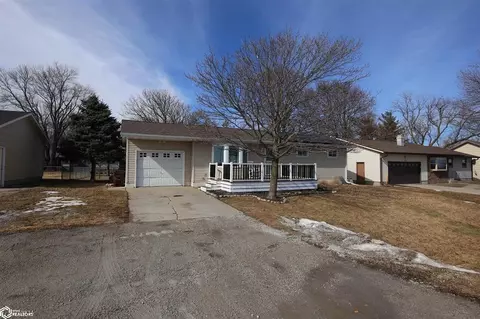 702 18th Street Pl, Nevada, IA 50201 photo 2