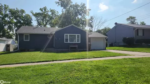 526 East St, Grinnell, IA 50112