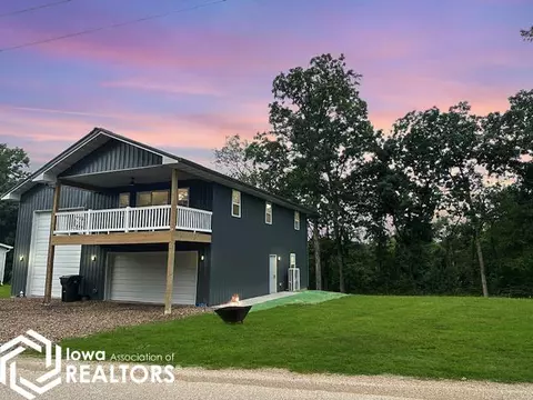 1215-1214 E Ridge Dr, Brooklyn, IA 52211