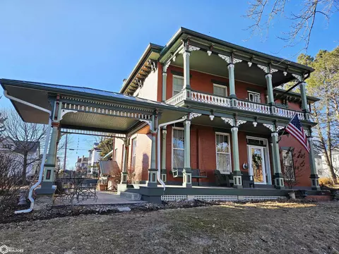 1015 N 5th St, Burlington, IA 52601