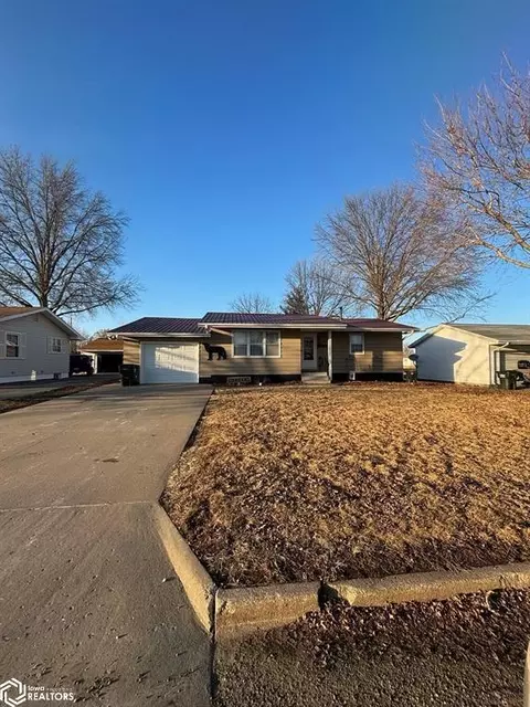 1027 Pine St, Mediapolis, IA 52637