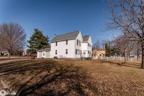502 E Maple Ave, Conrad, IA 50621