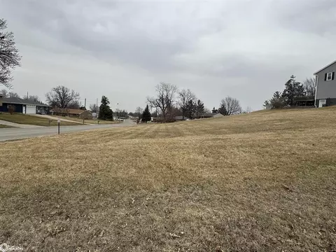 502 Brentwood Pl, Marshalltown, IA 50158