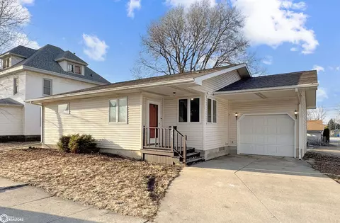 208 1st Ave NE, Hampton, IA 50441