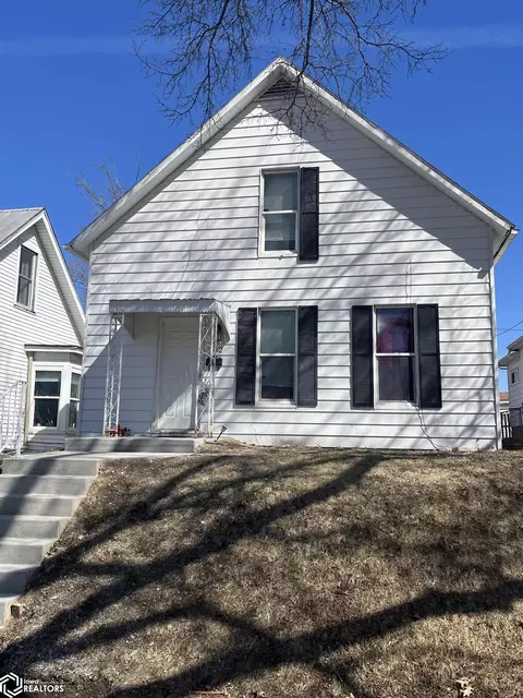 702 S 8th St, Burlington, IA 52601