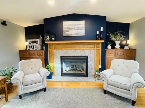Living - 1065 1st St, Gladstone, IL 61437 photo 2 of 9