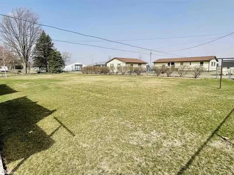 Exterior - 1065 1st St, Gladstone, IL 61437 photo 12 of 12