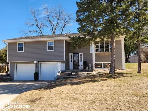 140 Granada Dr, Mason City, IA 50401
