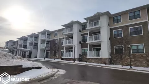 809 7th Ave N #306, Clear Lake, IA 50428