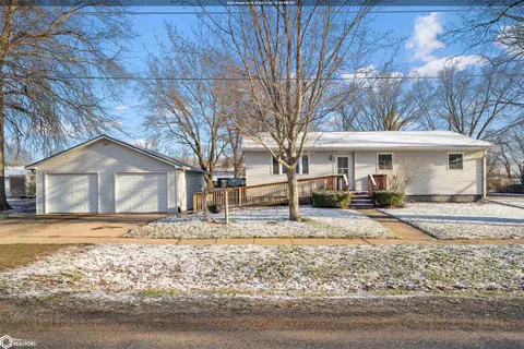 206 E Jackson St, Grandview, IA 52752