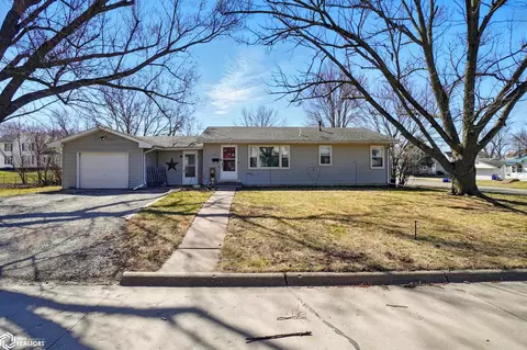 221 W 7th St, Washington, IA 52353