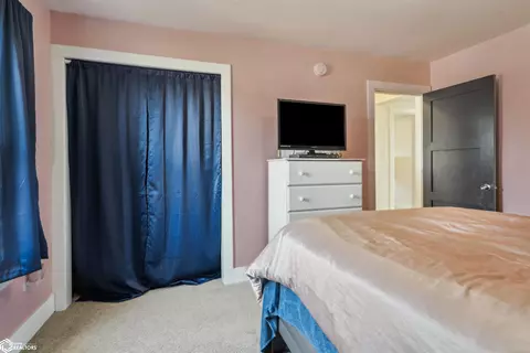 Bedroom - 907 E Monroe, Mount Pleasant, IA 52641 photo 2 of 4