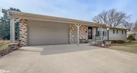 1604 Club View Dr, Hampton, IA 50441
