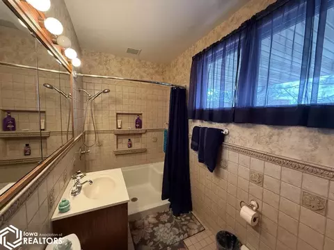 Bath - 403 E Maple St, Centerville, IA 52544 photo 1 of 6