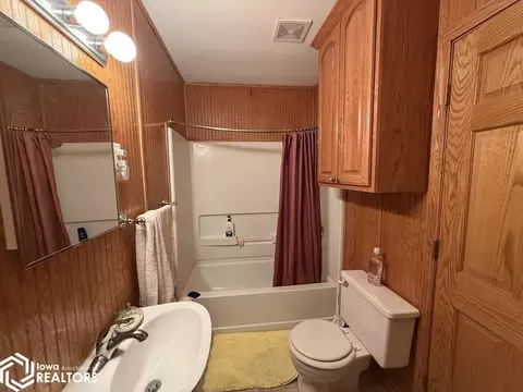 Bath - 403 E Maple St, Centerville, IA 52544 photo 5 of 6