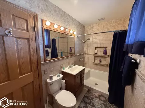 Bath - 403 E Maple St, Centerville, IA 52544 photo 2 of 6