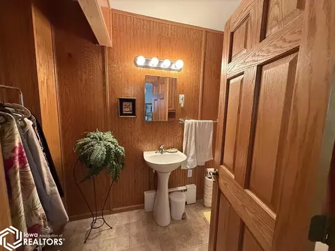 Bath - 403 E Maple St, Centerville, IA 52544 photo 4 of 6