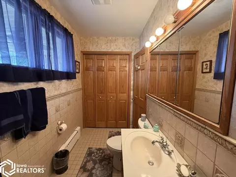 Bath - 403 E Maple St, Centerville, IA 52544 photo 3 of 6