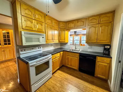 909 3rd Ave SE, Hampton, IA 50441 photo 2