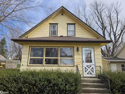 211 2nd St, Manning, IA 51455