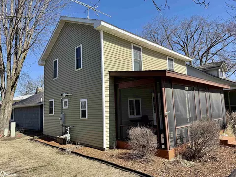 15281 Thoburn Ave, Clear Lake, IA 50428
