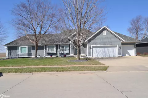 714 Prairie View Dr, Carroll, IA 51401