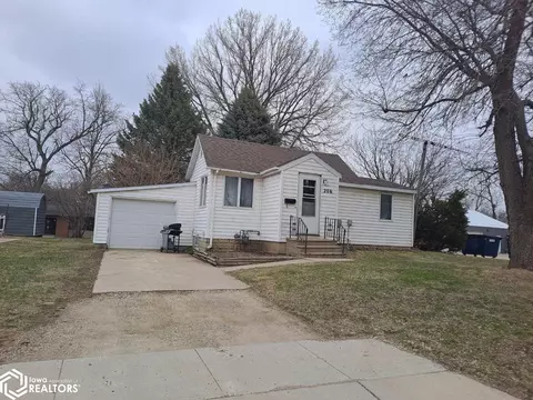 206 10th Ave N, Clear Lake, IA 50428