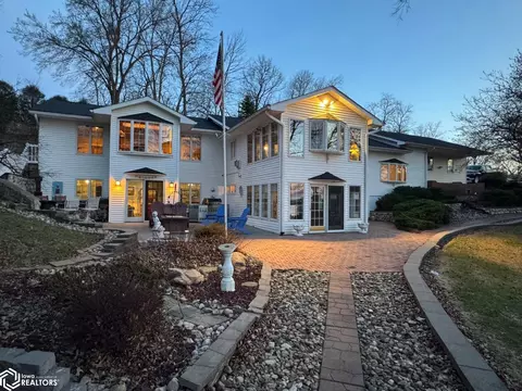 3019 E Lakeshore Dr, Brooklyn, IA 52211