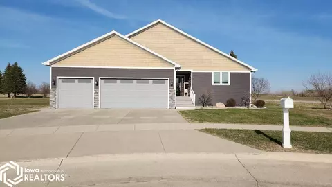 2708 Sunrise Ct, Mason City, IA 50401
