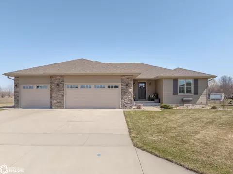 725 Hemlock Ct, Mason City, IA 50401