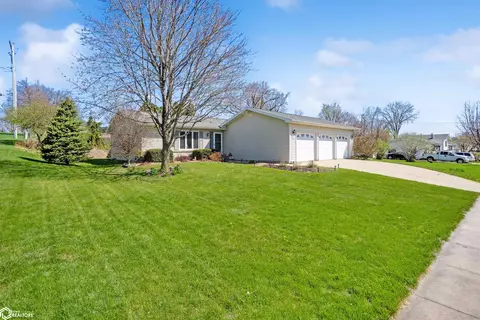 2715 Arnold Dr, Marshalltown, IA 50158