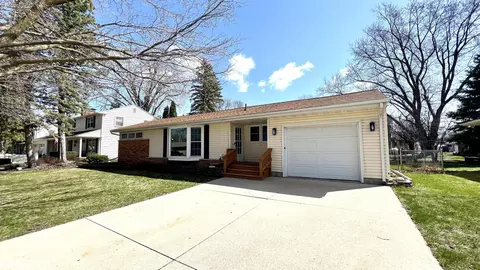 95 Lakeview Dr, Mason City, IA 50401