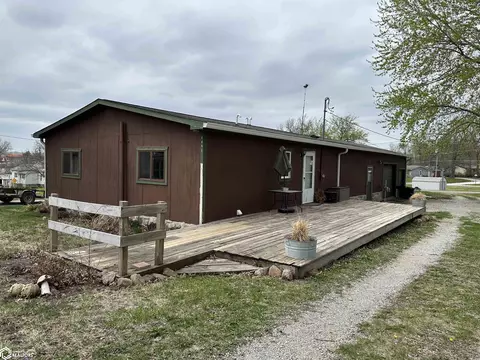 1521 Iowa Ave, Chariton, IA 50049
