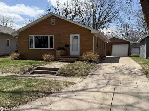 207 S 13th St, Clear Lake, IA 50428