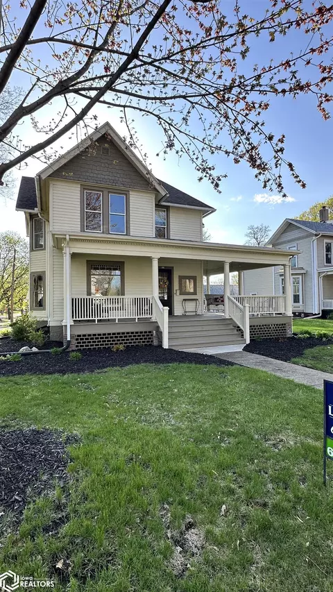 212 N 8th St, Oskaloosa, IA 52577