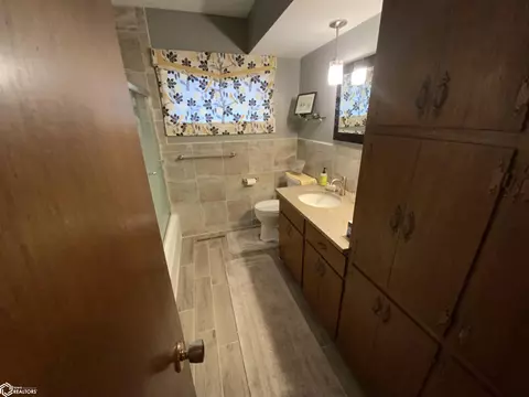 Bath - 2317 Frontier Rd, Denison, IA 51442 photo 2 of 3